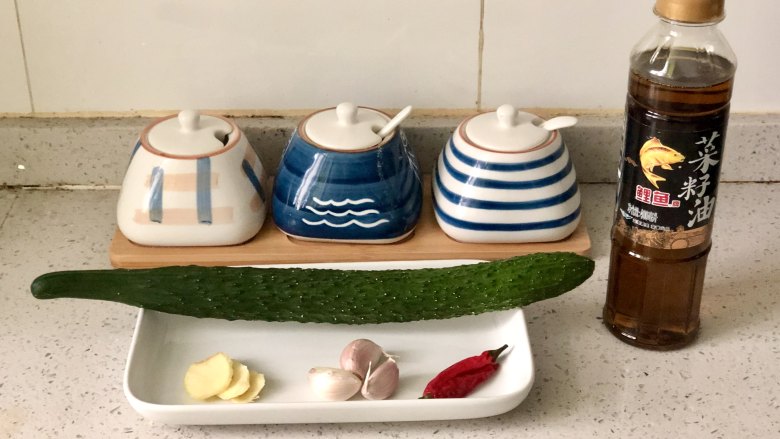 夏季C位凉菜,飘香爽脆的响油黄瓜,准备好食材,<a style='color:red;display:inline-block;' href='/shicai/ 54'>黄瓜</a>需要两根,洗净。
