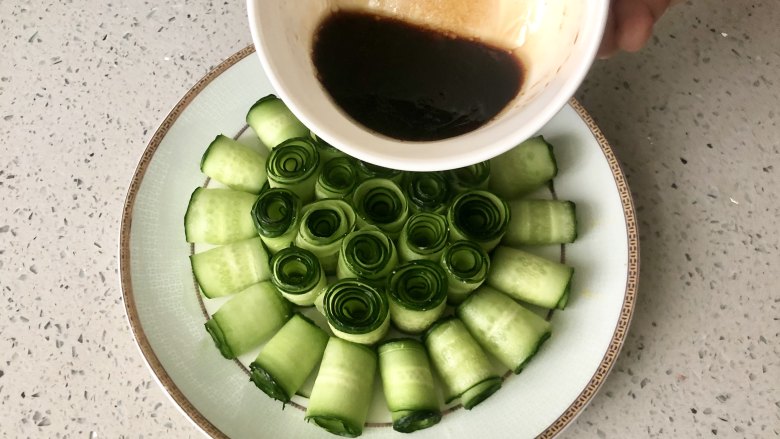 夏季C位凉菜,飘香爽脆的响油黄瓜,把碗汁倒入黄瓜盘中;