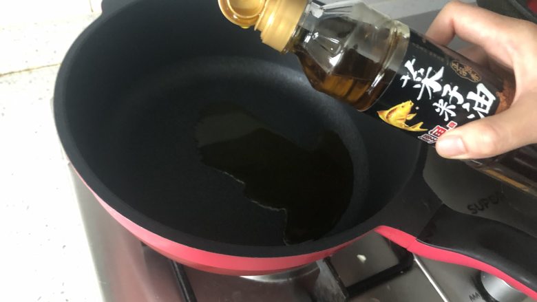 夏季C位凉菜,飘香爽脆的响油黄瓜,锅中倒入<a style='color:red;display:inline-block;' href='/shicai/ 848'>菜籽油</a>,烧热。
