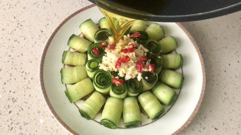 夏季C位凉菜,飘香爽脆的响油黄瓜,把热油浇到黄瓜上,“滋啦”一声,这就是所谓的“响油”啦!顿时香气扑鼻。