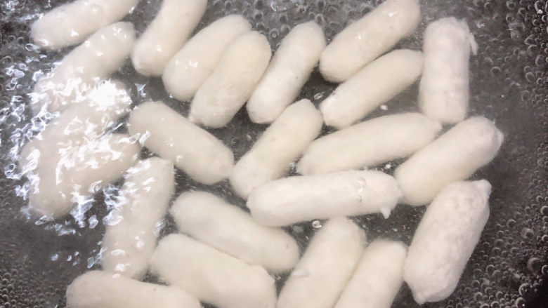 螃蟹炒年糕,锅中烧热水,放入芝士年糕,6分钟左右煮熟年糕。