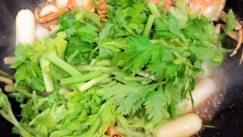 螃蟹炒年糕,再加入香芹芯,翻炒均匀。