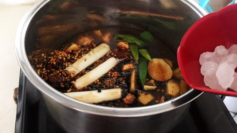 五香卤猪蹄,加入冰糖,烧开后煮5分钟
