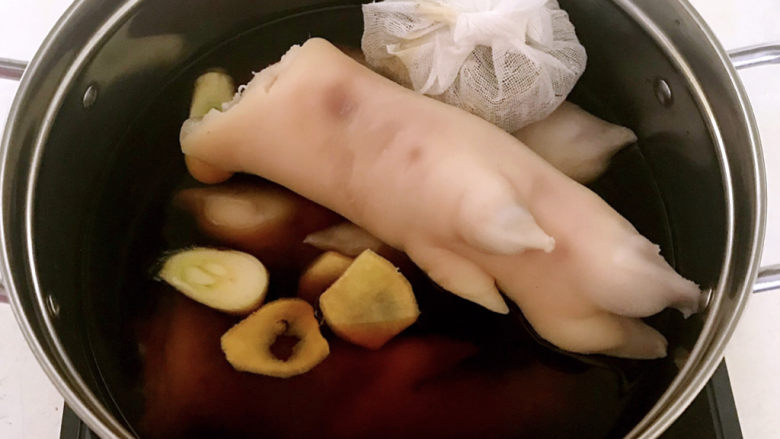五香卤猪蹄,加入<a style='color:red;display:inline-block;' href='/shicai/ 718'>料酒</a>,干调料包,水量没过猪蹄