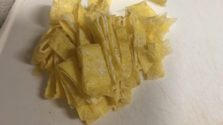韭菜炒豆芽———五福合菜,摊好的蛋皮凉一下,切细条。