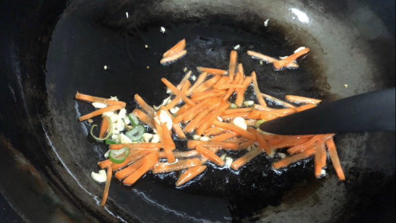 韭菜炒豆芽———五福合菜,先略炒一下胡萝卜,30秒断生后加入黑木耳、<a style='color:red;display:inline-block;' href='/shicai/ 120'>豆芽</a>菜一起翻炒。
