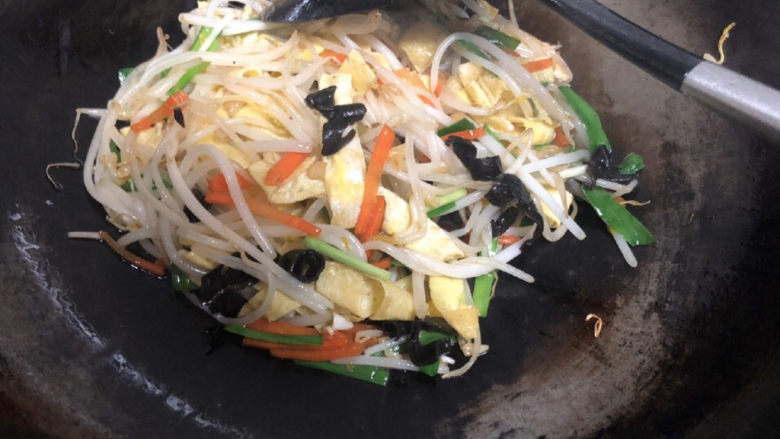 韭菜炒豆芽———五福合菜,炒好了,色彩鲜艳。