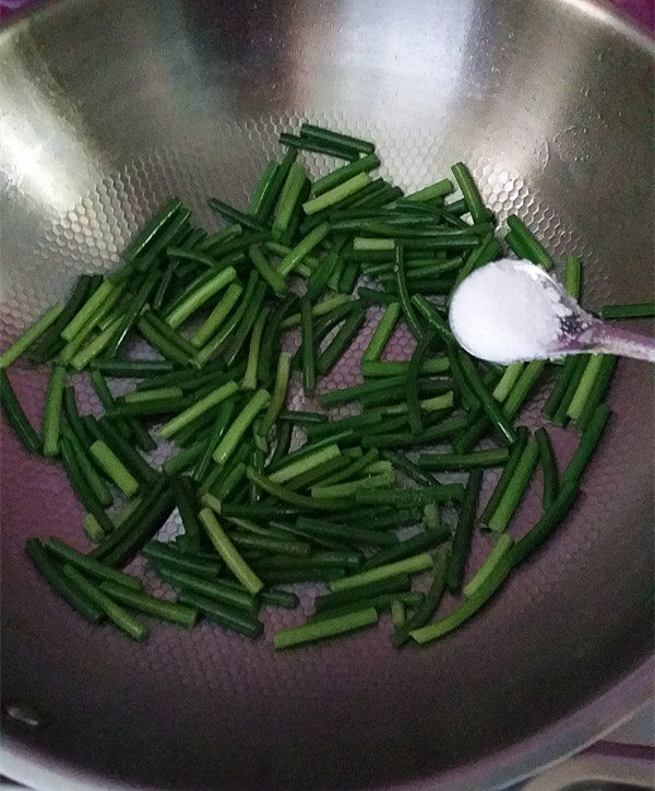 猪血丸子,再加少许清水和1小勺食盐,煸炒变色后盛起