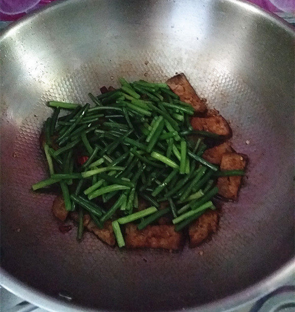 猪血丸子,待汁水渐干时,重新倒入蒜苗