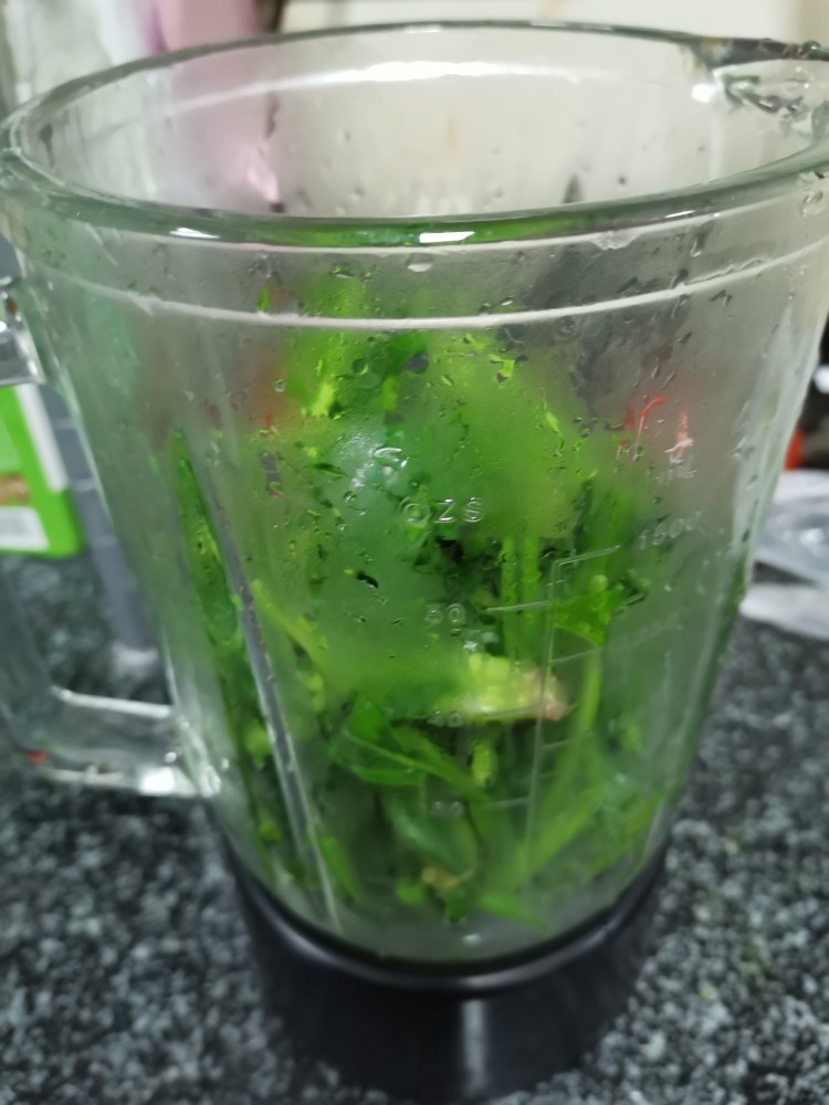 补血止血,助消化保护视力,好看好吃的菠菜鸡蛋饼,放进料理杯备用