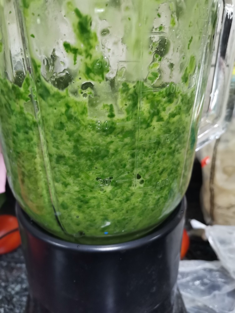 补血止血,助消化保护视力,好看好吃的菠菜鸡蛋饼,打汁