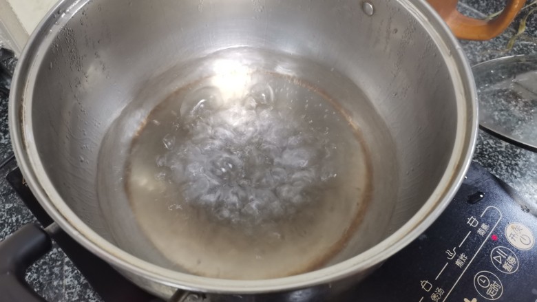 补血止血,助消化保护视力,好看好吃的菠菜鸡蛋饼,水开后焯水