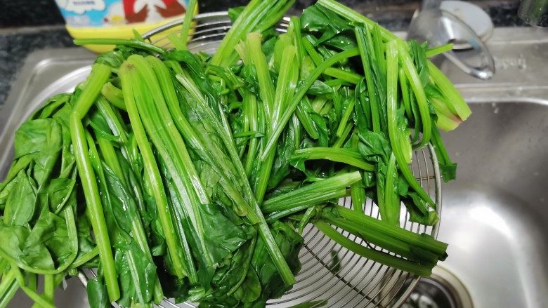 补血止血,助消化保护视力,好看好吃的菠菜鸡蛋饼,捞起沥水控干