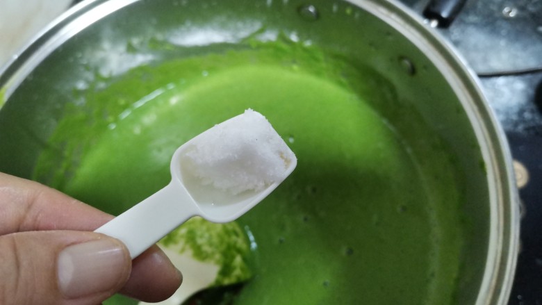 补血止血,助消化保护视力,好看好吃的菠菜鸡蛋饼,加盐巴