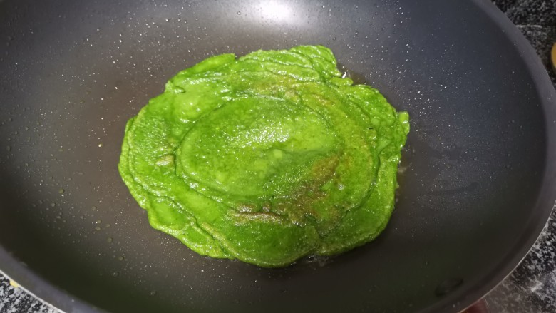 补血止血,助消化保护视力,好看好吃的菠菜鸡蛋饼,成型后,翻面再煎一会儿