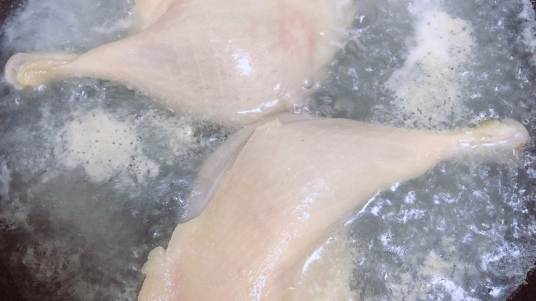 萝卜炖鸭肉,锅中烧开水,煮去血水,捞出洗净备用。