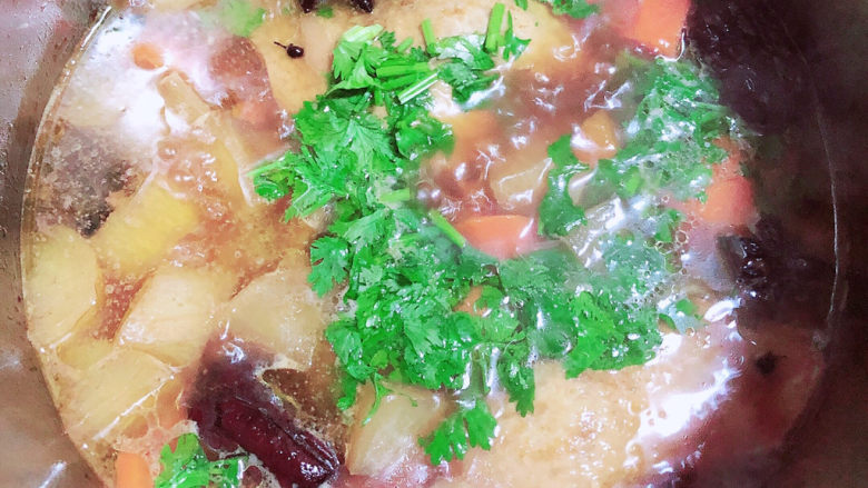 萝卜炖鸭肉,撒上一些<a style='color:red;display:inline-block;' href='/shicai/ 131'>香菜</a>末,即可出锅了!