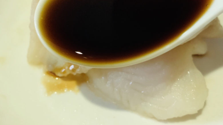 清蒸龙利鱼,浇上调好的料汁;