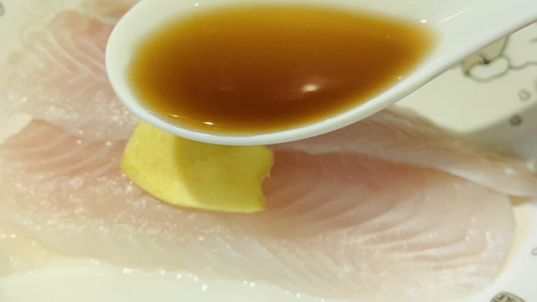 清蒸龙利鱼,<a style='color:red;display:inline-block;' href='/shicai/ 718'>料酒</a>1勺;