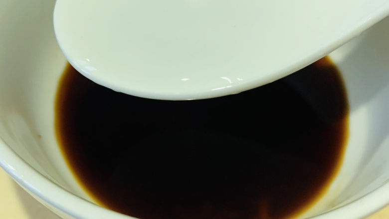 清蒸龙利鱼,清水1勺,调均匀;