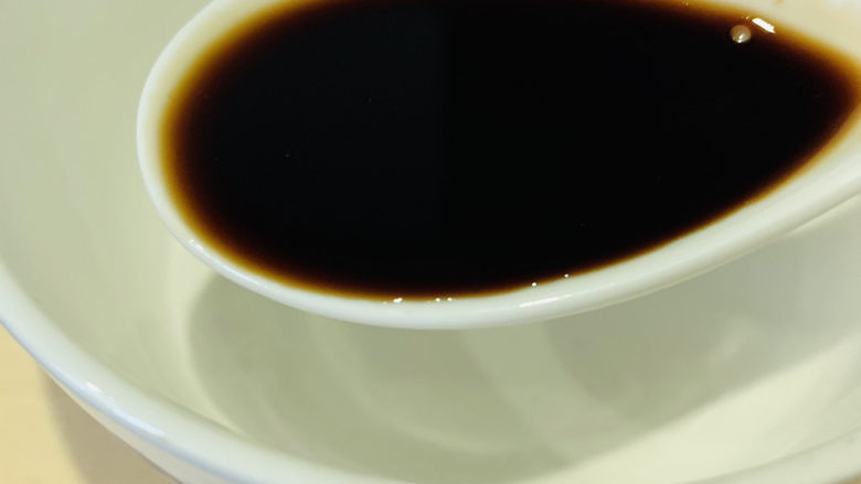 清蒸龙利鱼,蒸龙利鱼的时候调下料汁,1勺<a style='color:red;display:inline-block;' href='/shicai/ 864'>蒸鱼豉油</a>;
