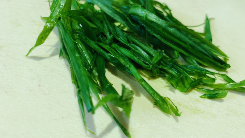 清蒸龙利鱼,切丝;
