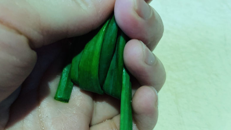 清蒸龙利鱼,葱叶先卷起来;