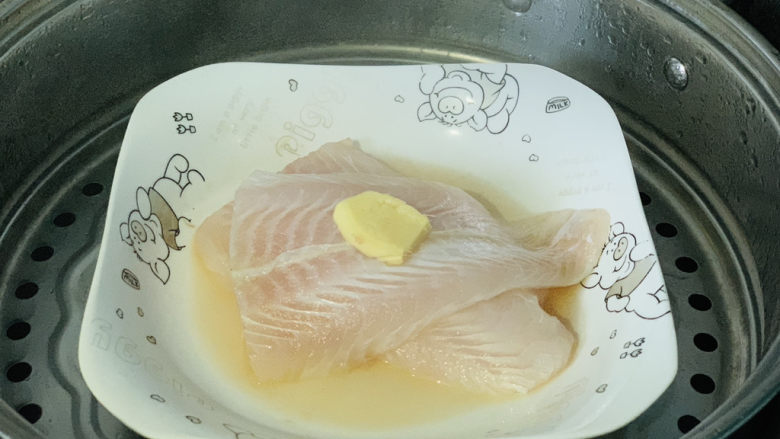 清蒸龙利鱼,大火烧开蒸锅水,然后放上龙利鱼,盖住锅盖,大火蒸10分钟;