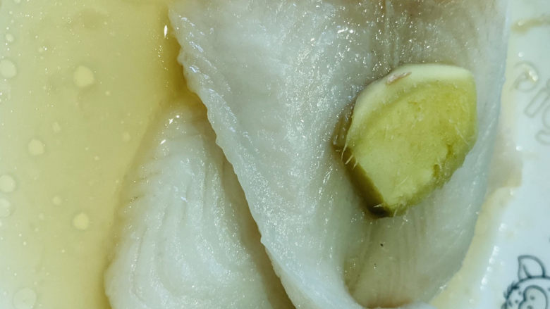 清蒸龙利鱼,端出蒸好的龙利鱼,倒掉碗里蒸出来的水;