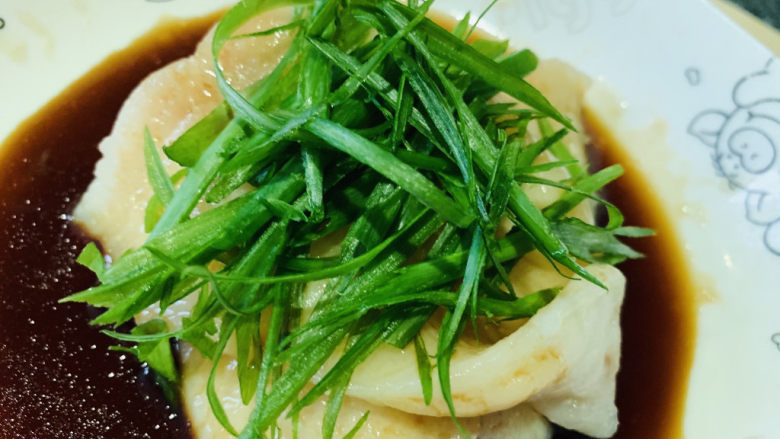 清蒸龙利鱼,撒上葱丝;