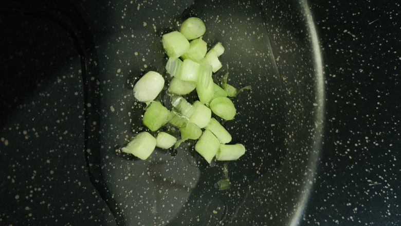 清蒸龙利鱼,锅里加2勺食用油,大火烧开,加葱白;