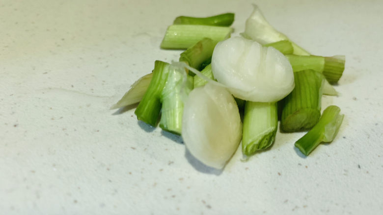 雪菜炒毛豆,葱白切粒;