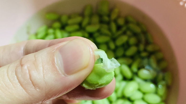 雪菜炒毛豆,搓去外面的薄壳;
