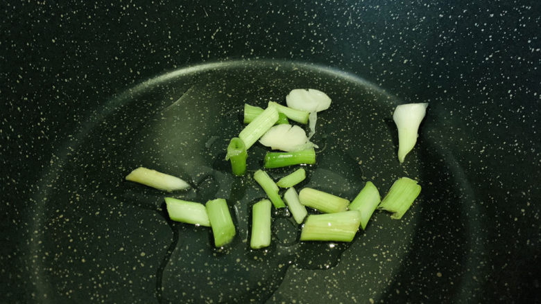 雪菜炒毛豆,锅里加食用油,加入葱白;