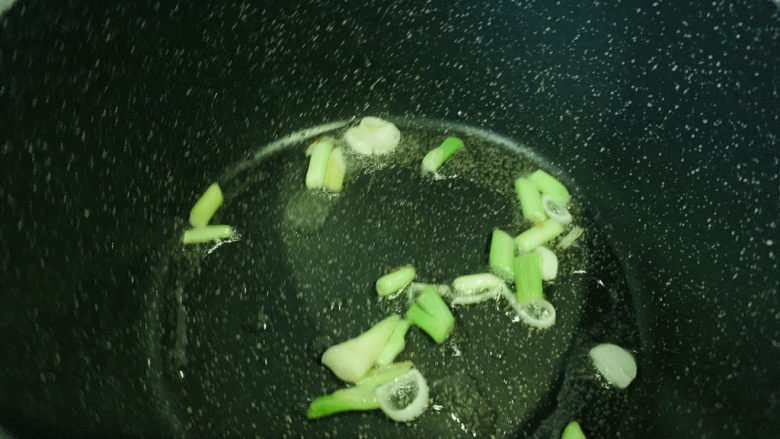雪菜炒毛豆,炒香;