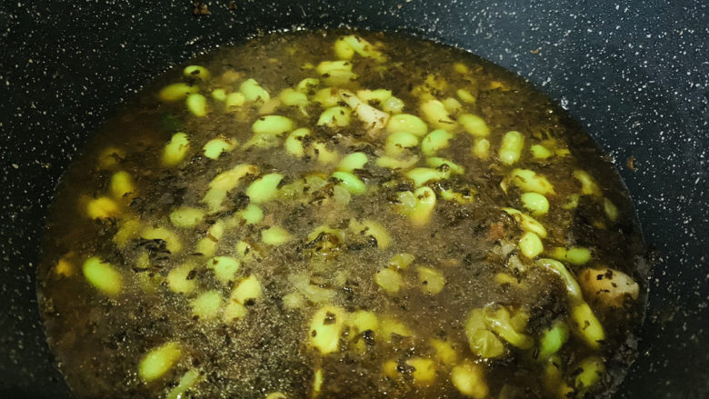 雪菜炒毛豆,加入适量清水;