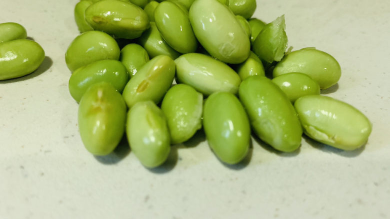 香辣毛豆,沥干水分;