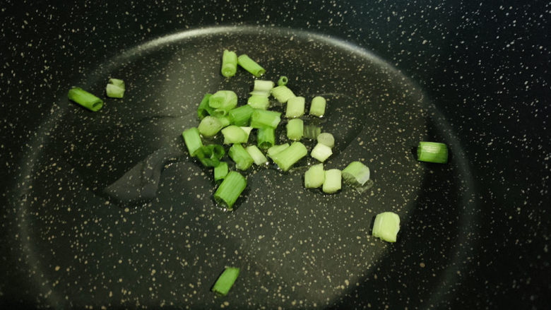 香辣毛豆,锅加2勺食用油,大火烧热,加葱白;