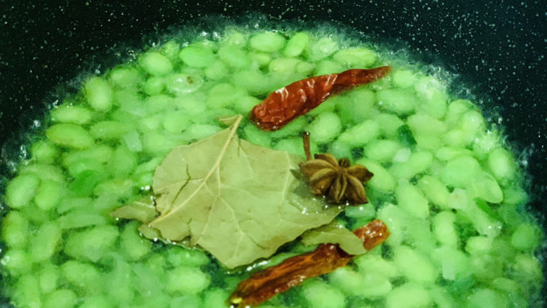 香辣毛豆,大火烧开,盖住锅盖煮10分钟;