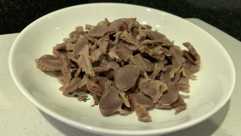 泡椒鸡胗,切片;