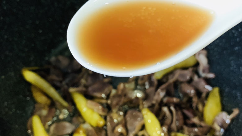 泡椒鸡胗,炒香,加1勺料酒;