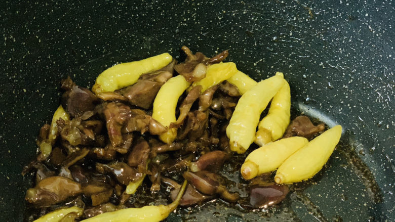 泡椒鸡胗,起锅;