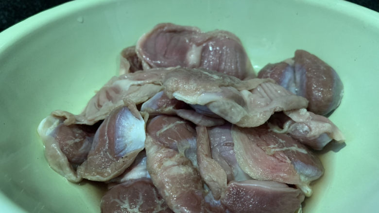 辣炒鸡胗,鸡胗解冻;