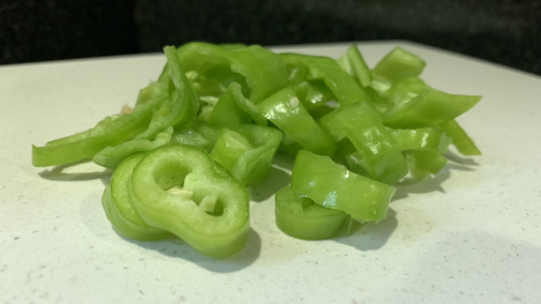 辣炒鸡胗,青椒切圈;
