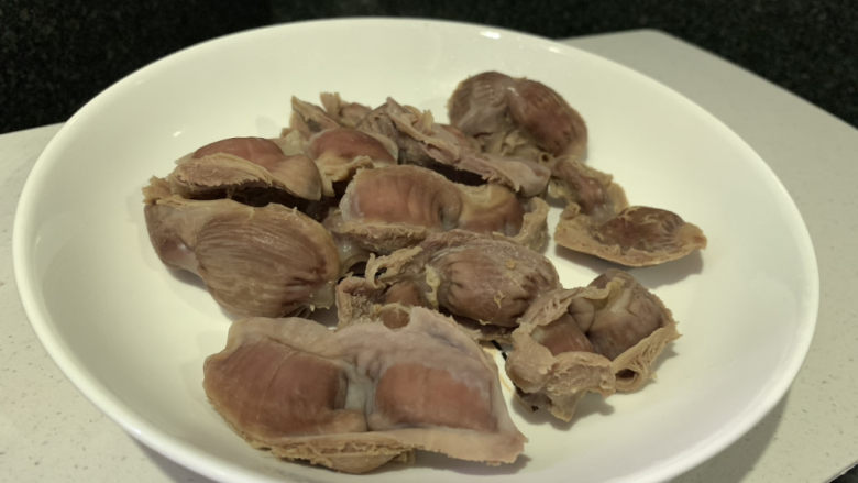 辣炒鸡胗,捞起,切片;