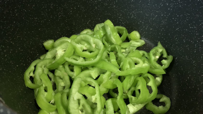 辣炒鸡胗,倒入青椒;
