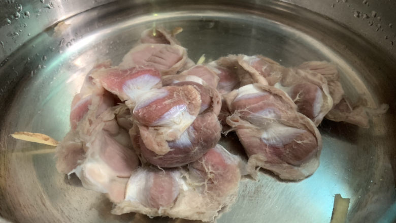 辣炒鸡胗,鸡胗冷水下锅;