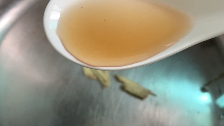 辣炒鸡胗,加<a style='color:red;display:inline-block;' href='/shicai/ 718'>料酒</a>;