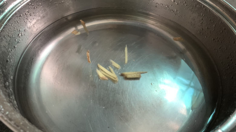 辣炒鸡胗,锅加姜丝;