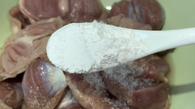 辣炒鸡胗,加淀粉,抓洗干净;